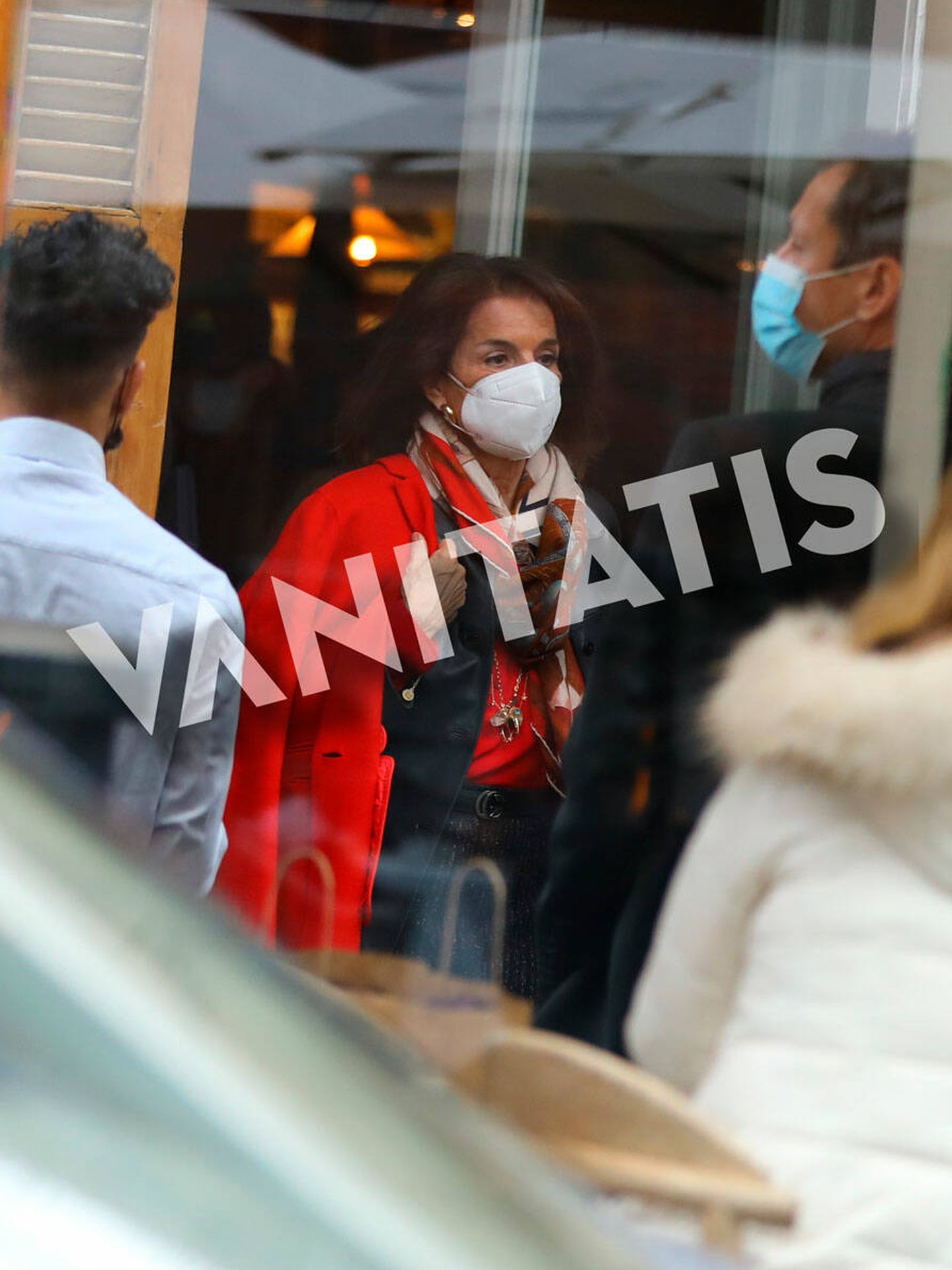 Ana Botella, con un vistoso abrigo rojo. (Clipper)