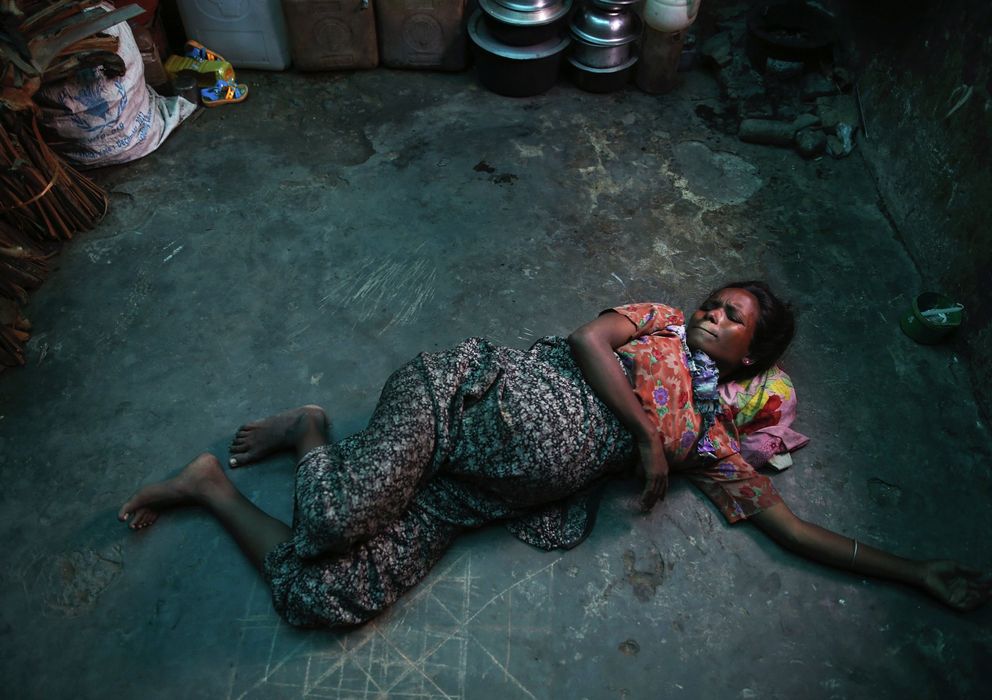 Foto: Una mujer rohingya embarazada, desplazada por la violencia, se refugia en una fábrica abandonada en Sittwe. (Reuters)