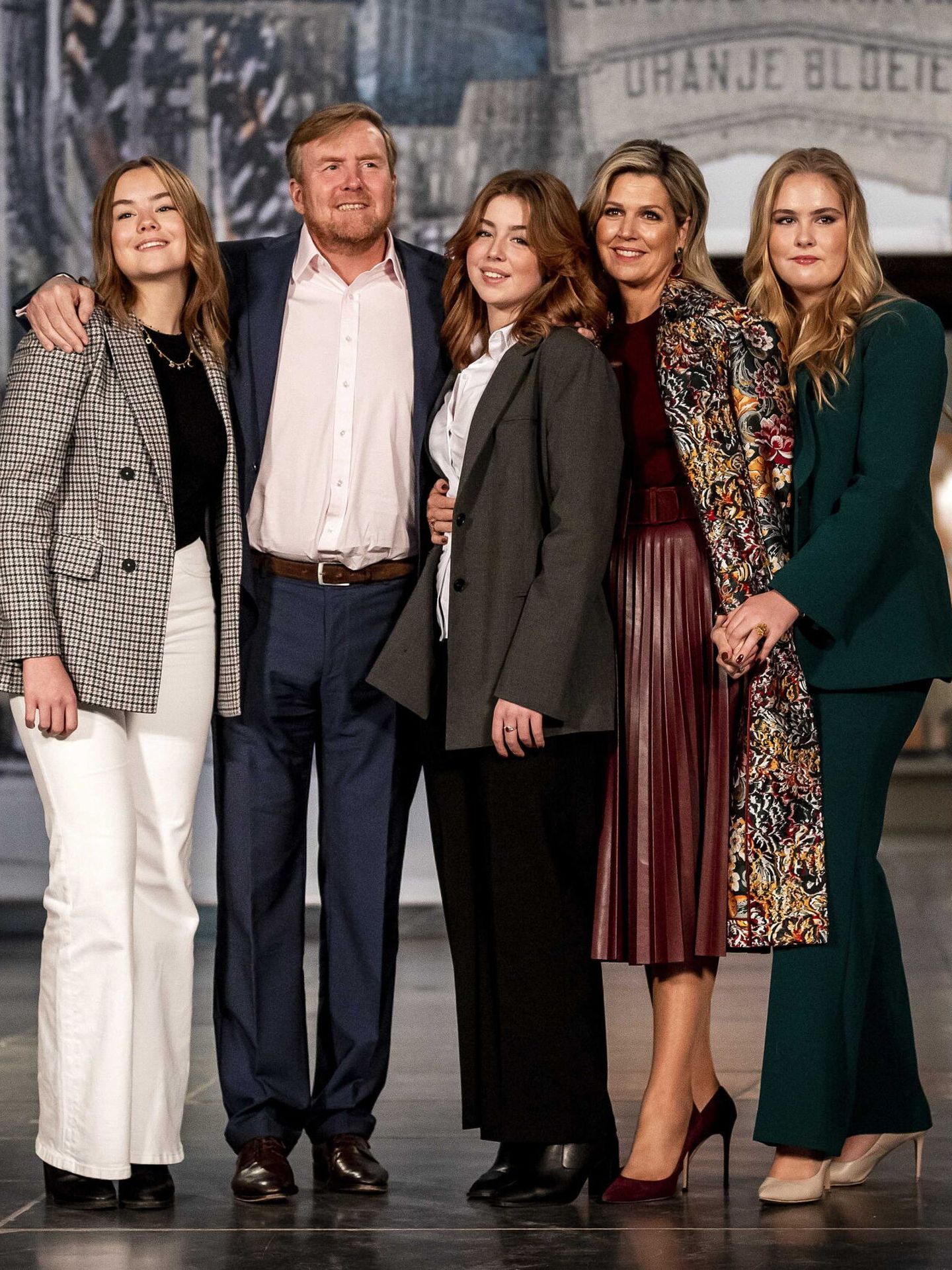 Los reyes de Holanda con sus tres hijas. (Efe)