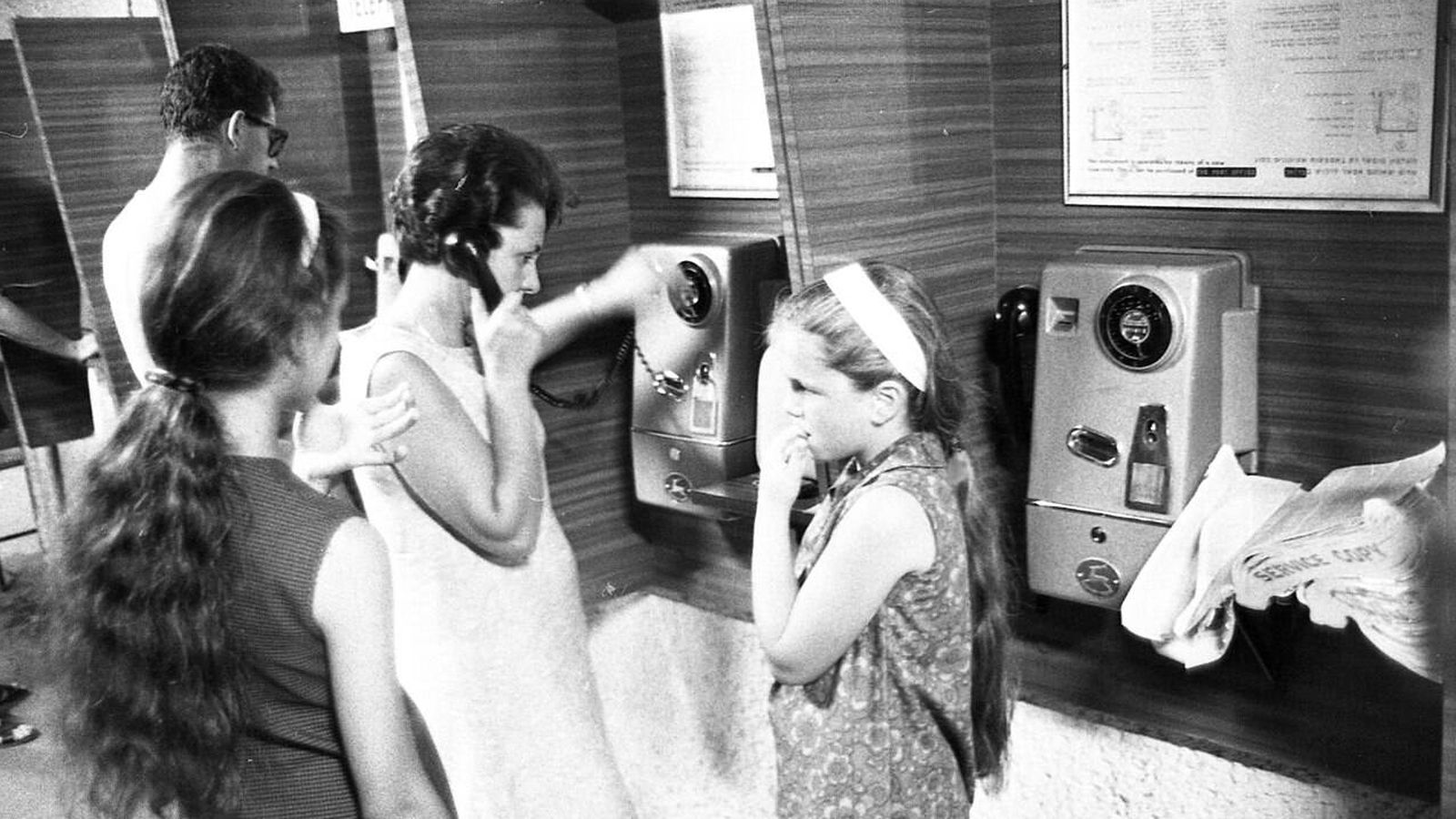 Una mujer haciendo una llamada en Israel en los 60. (Dan Hadani collection)