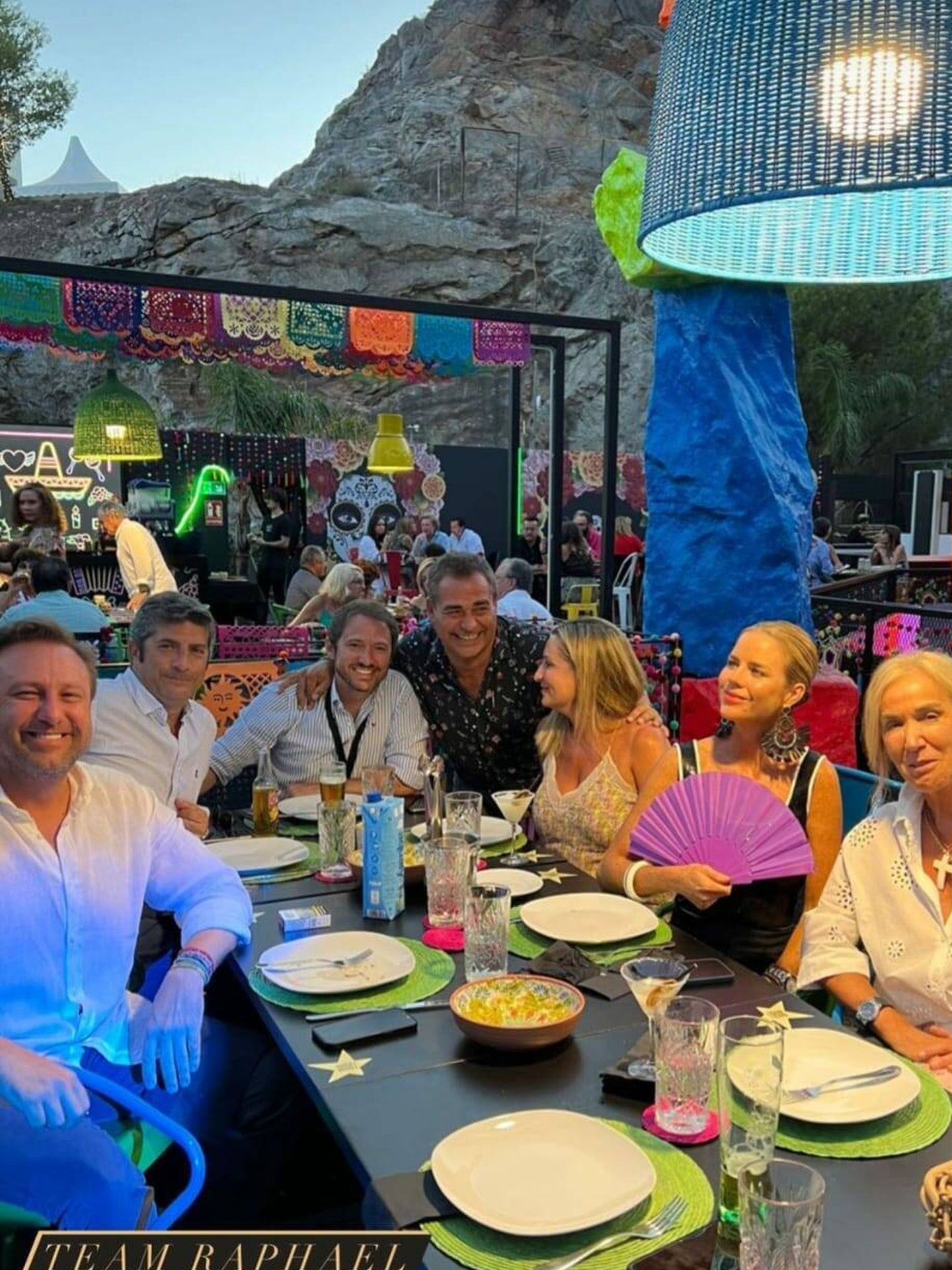 Amelia Bono, con su marido y unos amigos cenando antes del concierto. (Instagram/@ameliabono)