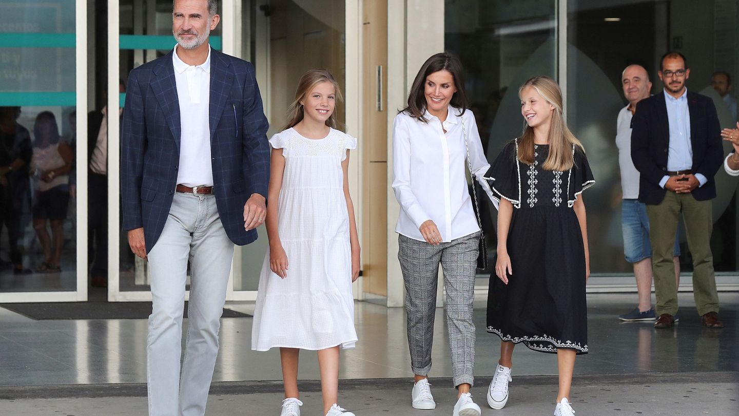 Los reyes Felipe y Letizia, junto a sus hijas, la princesa Leonor y la infanta Sofía. (EFE)