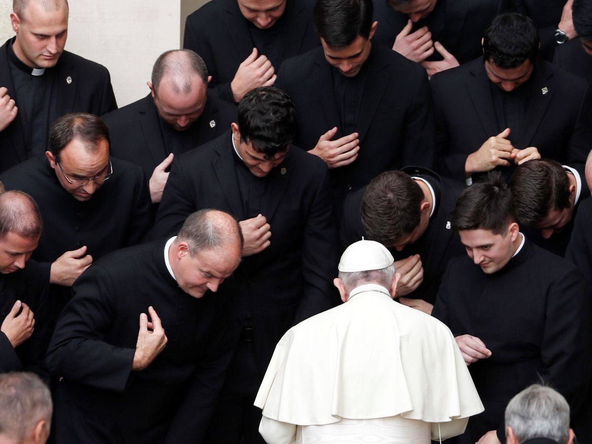 Foto: El Papa Francisco, junto a varios miembros del clero en el Vaticano. (Reuters)