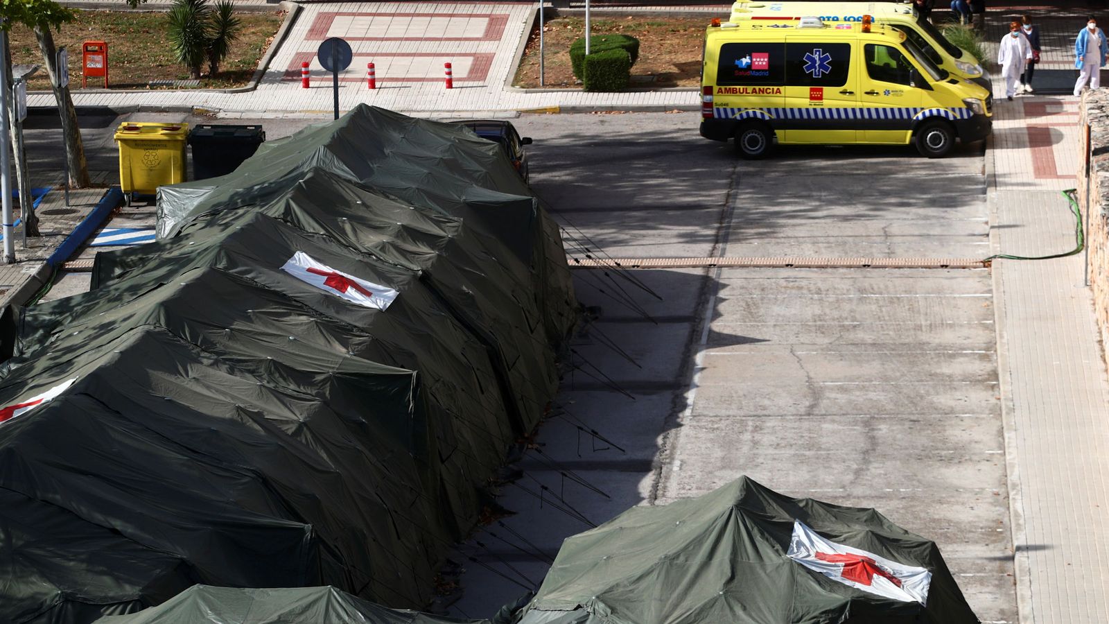 Campamento instalado en los exteriores del Hospital Gómez Ulla en 2020. (Reuters/Sergio Pérez)