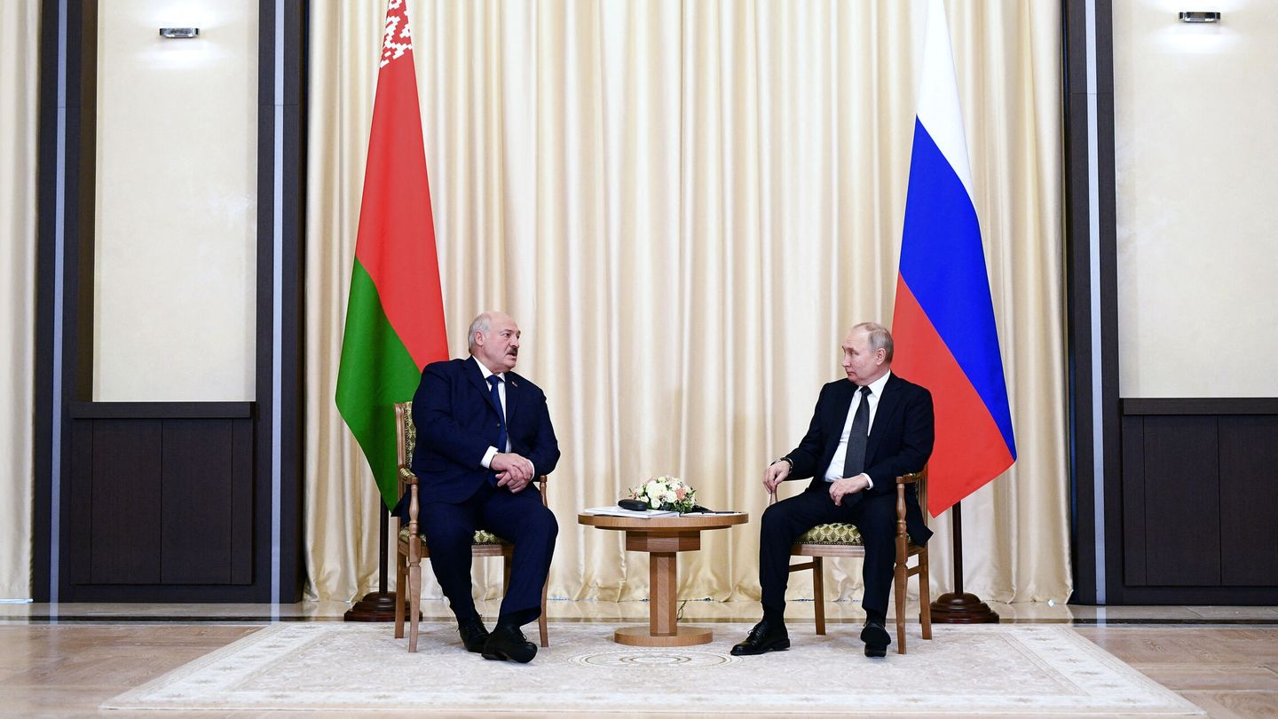 Russian President Vladimir Putin listens to Belarusian President Alexander Lukashenko during a meeting at the Novo-Ogaryovo state residence outside Moscow, Russia February 17, 2023. Sputnik Vladimir Astapkovich Kremlin via REUTERS ATTENTION EDITORS - THIS IMAGE WAS PROVIDED BY A THIRD PARTY.