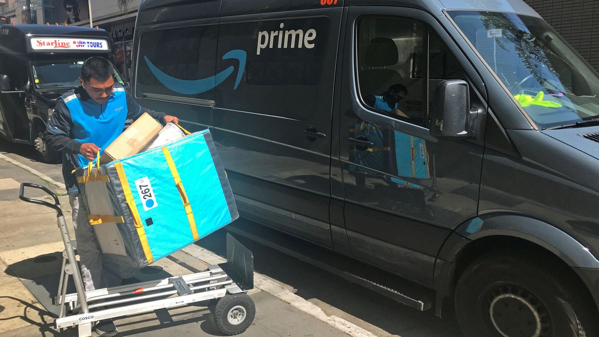 Deja su empleo en Amazon con el camión cargado de paquetes y las llaves puestas