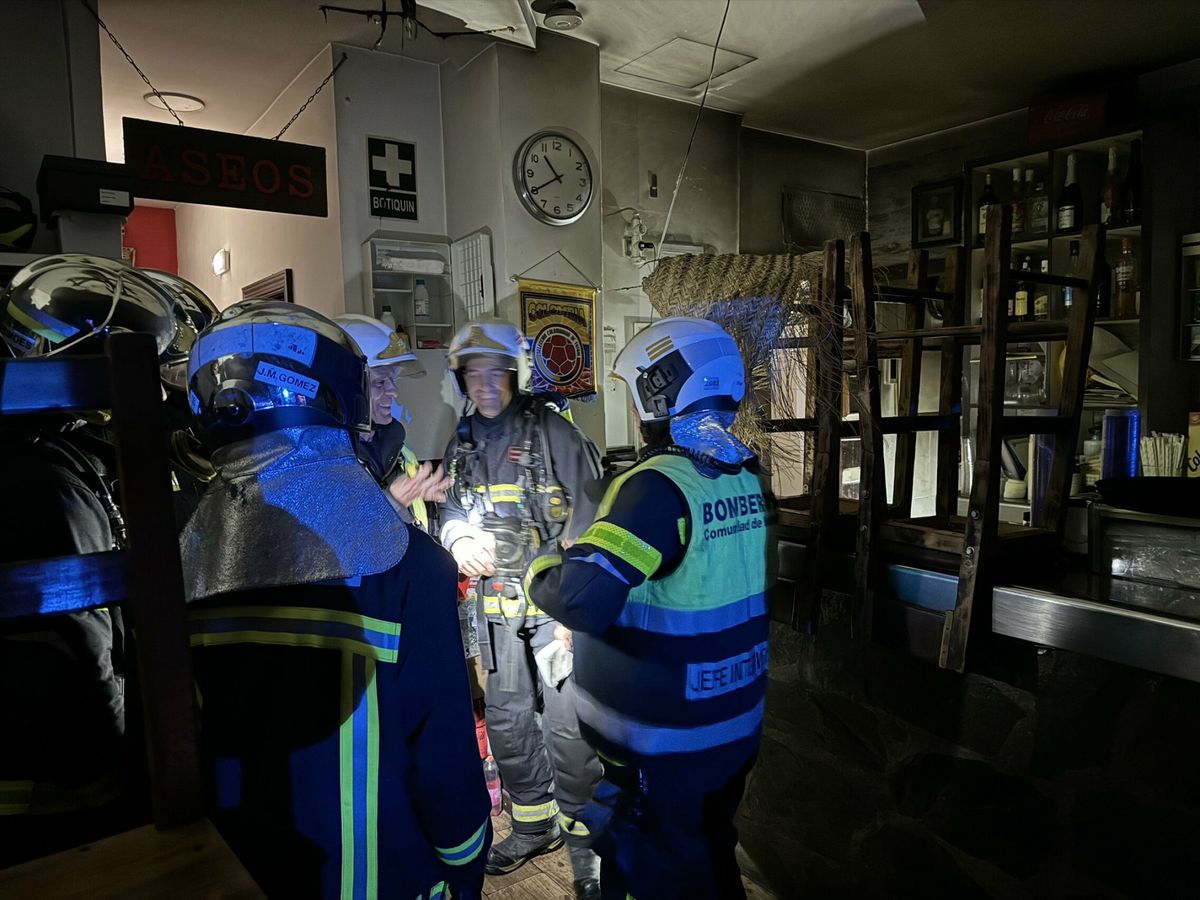 Foto: Los bomberos en el bar donde se ha producido el incendio. (EFE/Comunidad de Madrid)