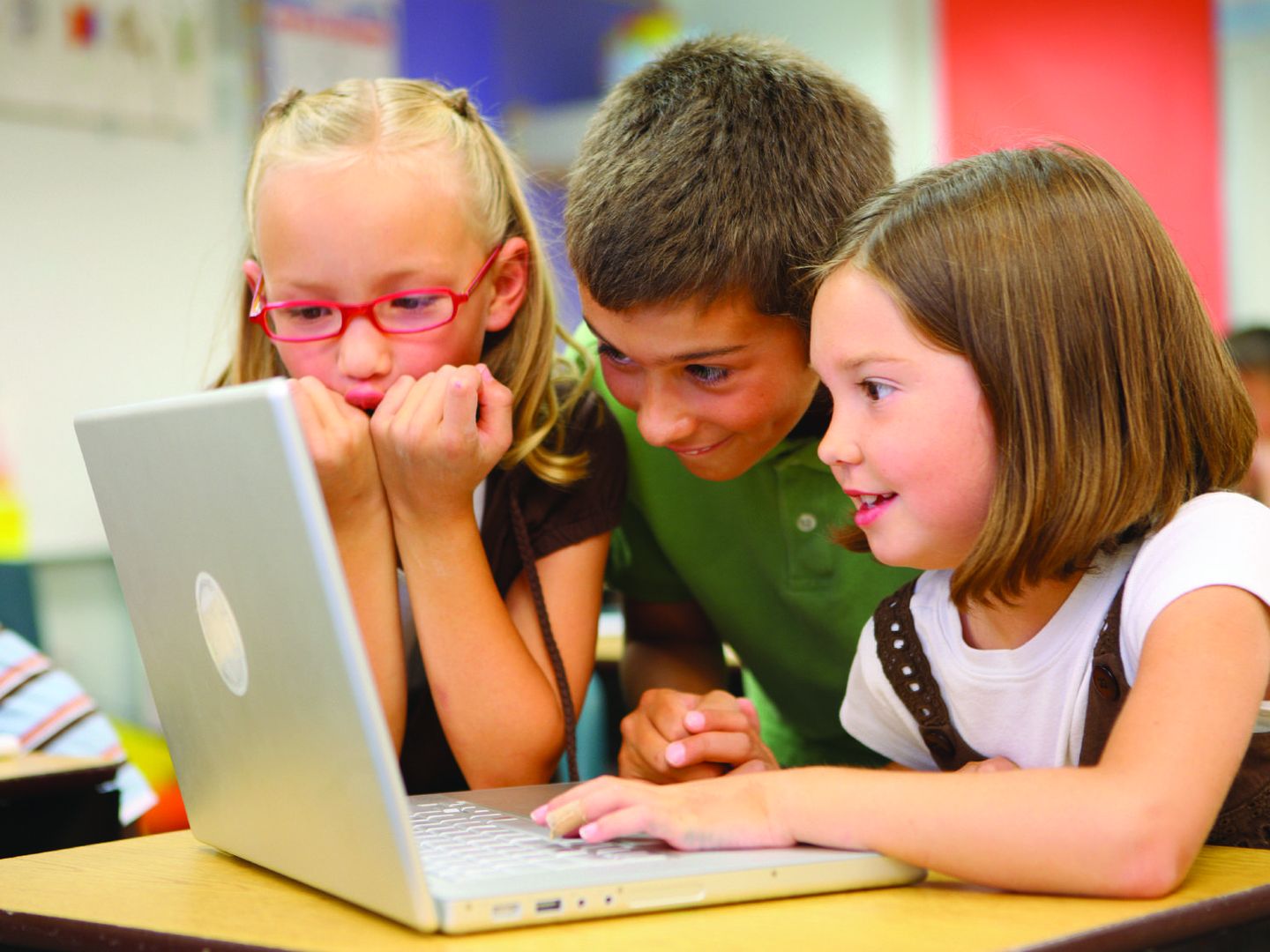 Unos niños, escribiendo en un ordenador.