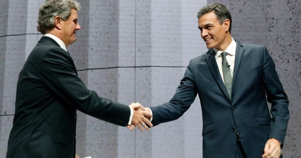 Foto: Pedro Sánchez saluda al presidente del Instituto de la Empresa Familiar, Francisco Riberas. (EFE)