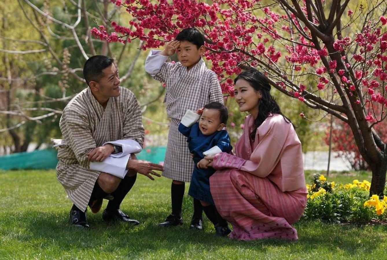 Los reyes con sus hijos. (Familia Real de Bután)