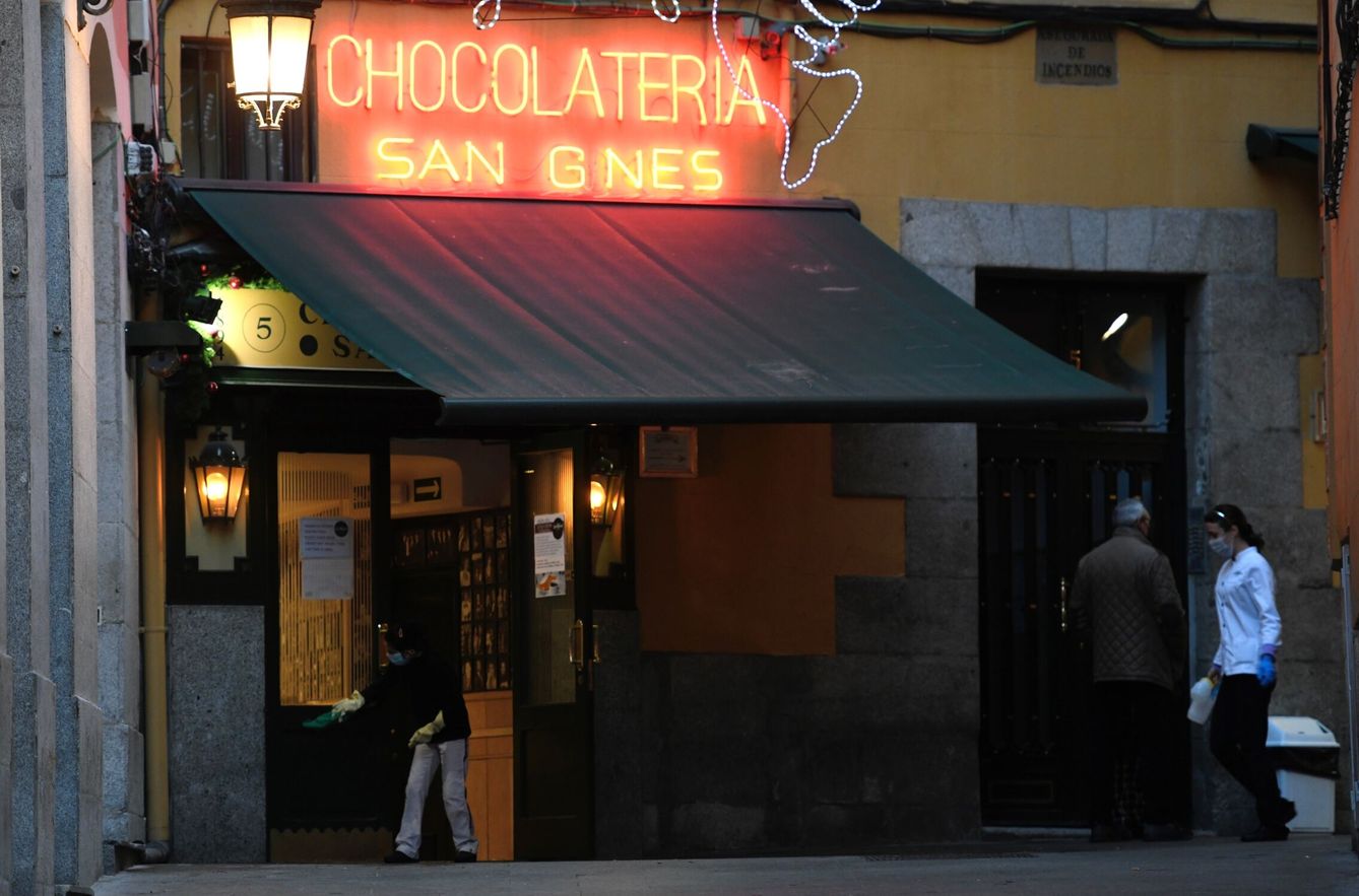 La chocolatería San Ginés en Madrid horas después de la celebración del Año Nuevo el pasado enero. (EFE/Víctor Lerena) 