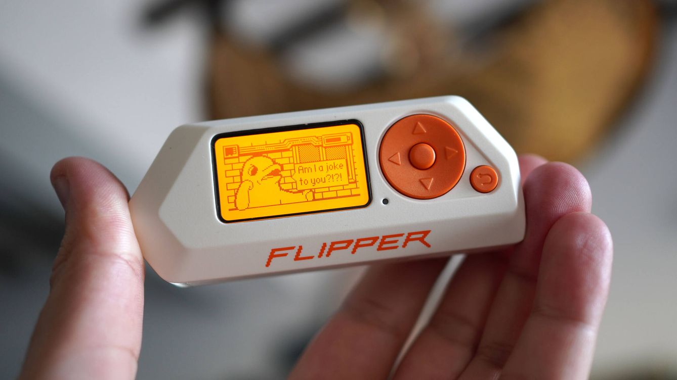 Foto: El Flipper Zero, un dispositivo de programación. (Carlos Martínez)