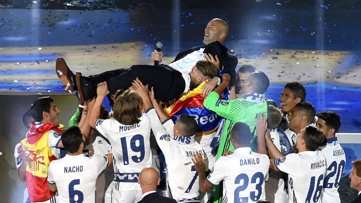 Zidane, siendo manteado por sus jugadores. (EFE)