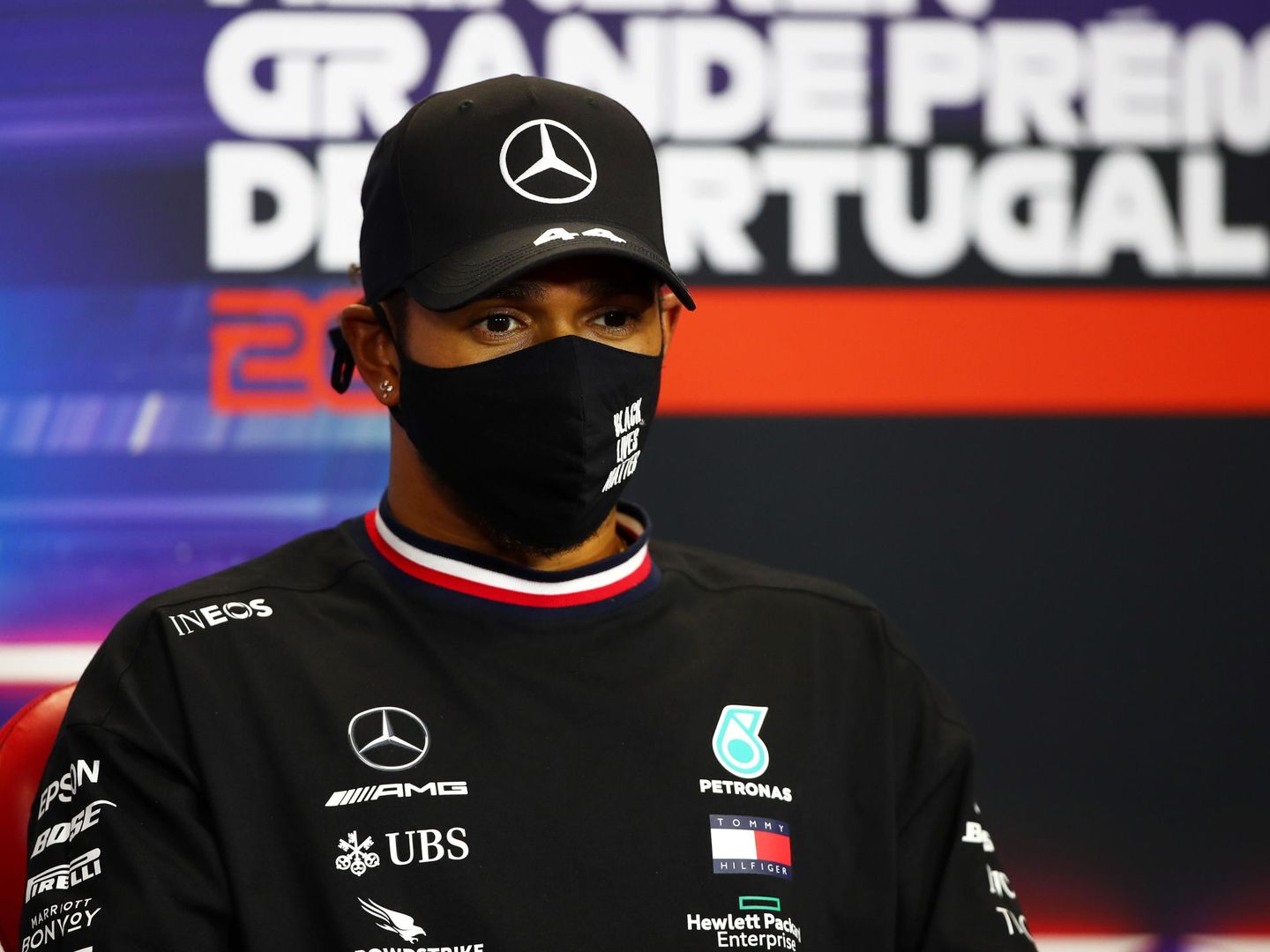 Antes de arrancar el GP de Portugal Lewis Hamilton cuestionó la elección de Vitaly Petrov por previas opiniones personales del ruso