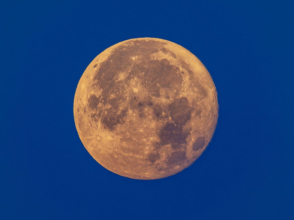 Foto: Así se vio la 'Luna del Ciervo' de 2023 desde Baleares (EFE/Cati Cladera)