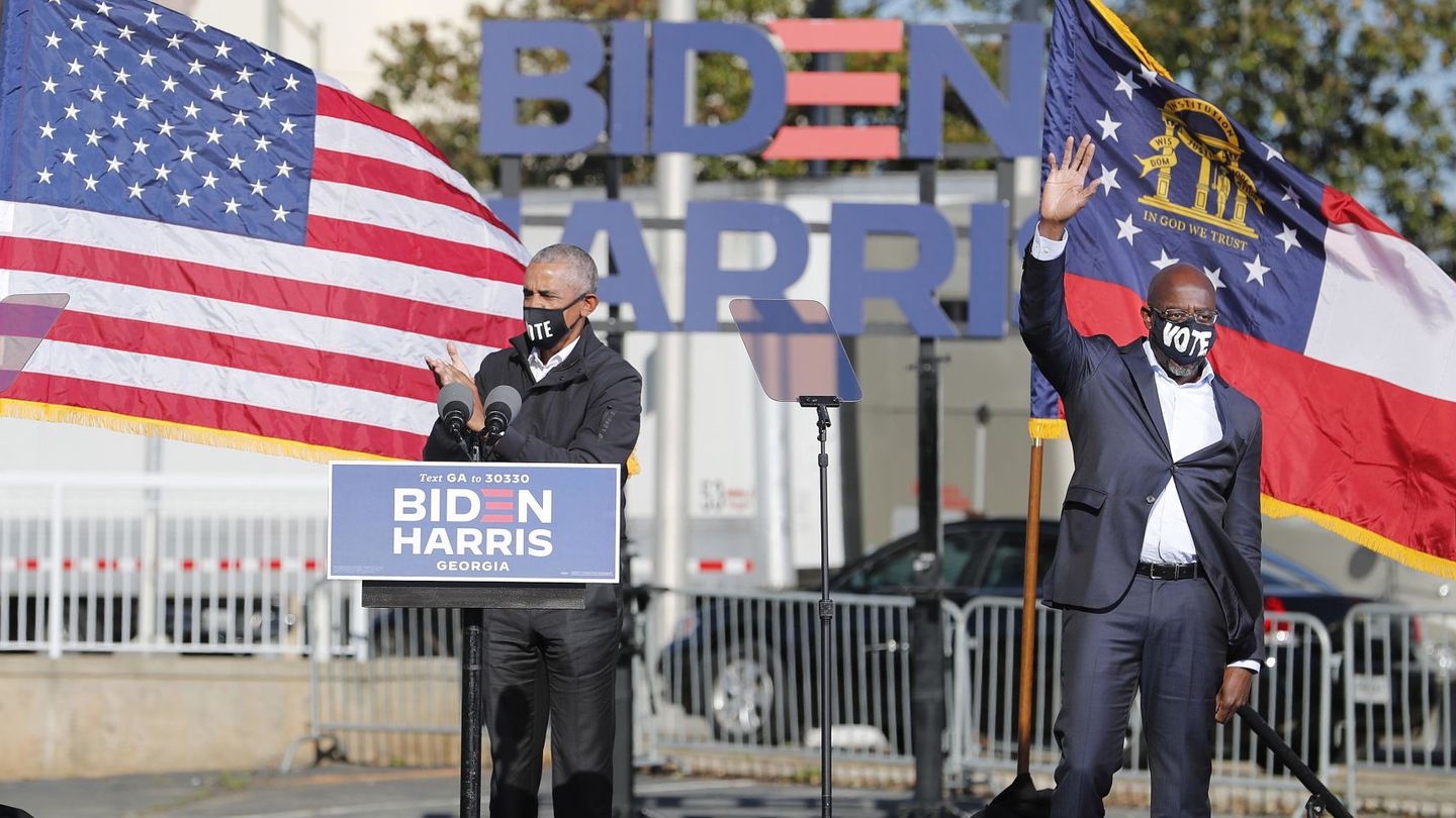 Barack Obama y Raphael Warnock, en un acto de campaña. (Reuters)