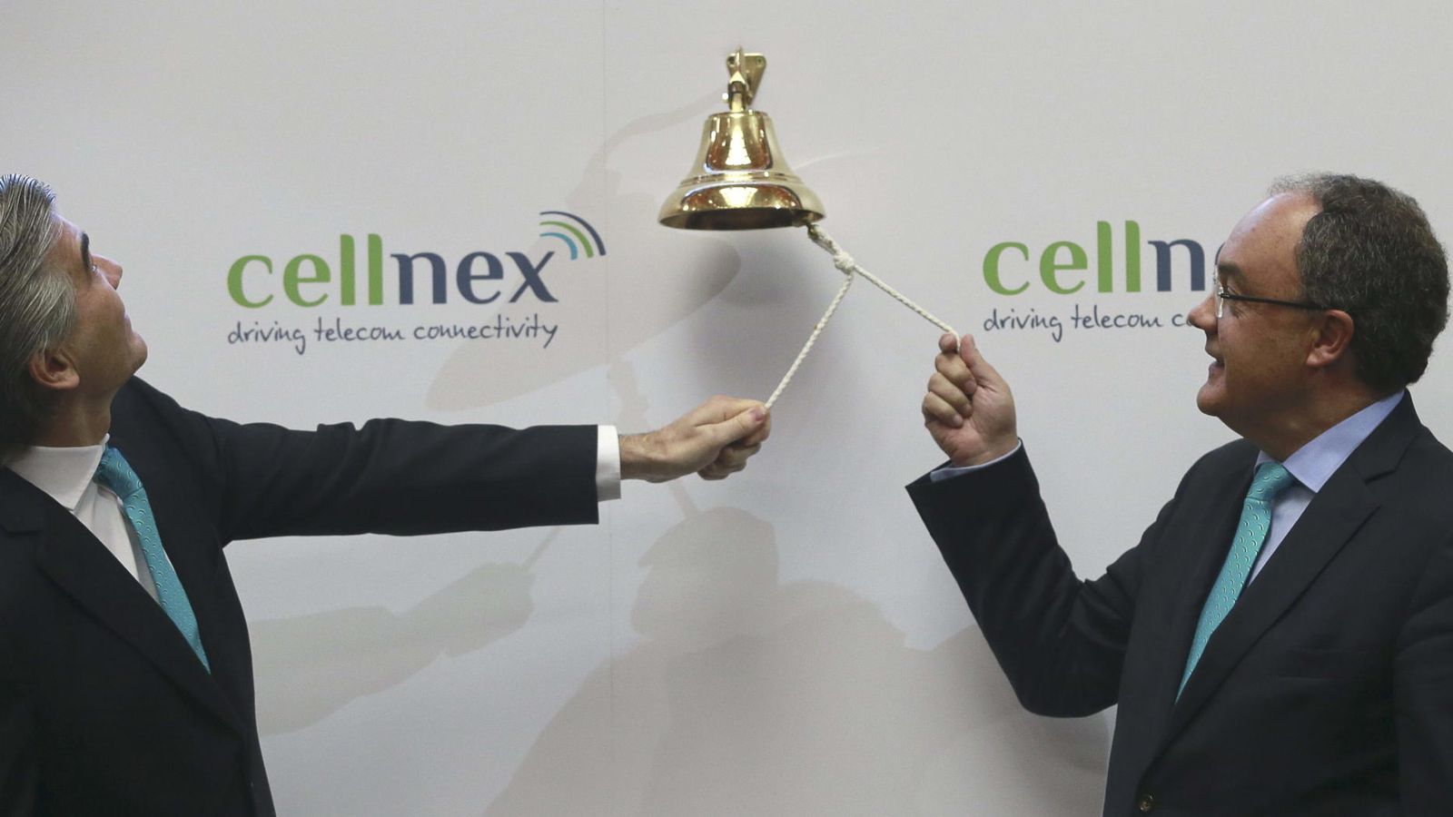Foto: El presidente de Cellnex, Francisco Reynés (i), y el consejero delegado, Tobías Martínez. (EFE)