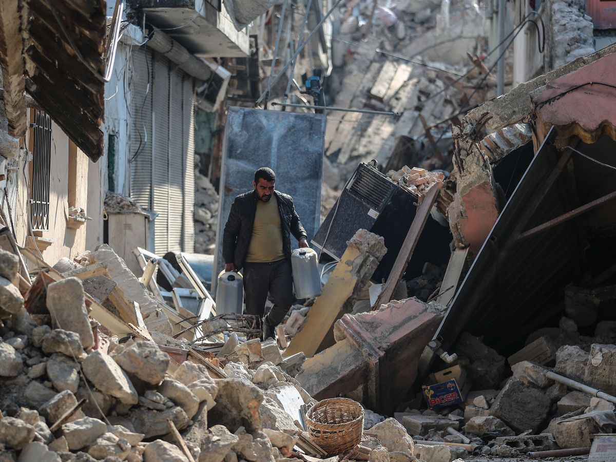 Foto: Una persona pasea entre los escombros de Hatay, en Turquía, tras los últimos terremotos. (Reuters/Erdem Sahim)