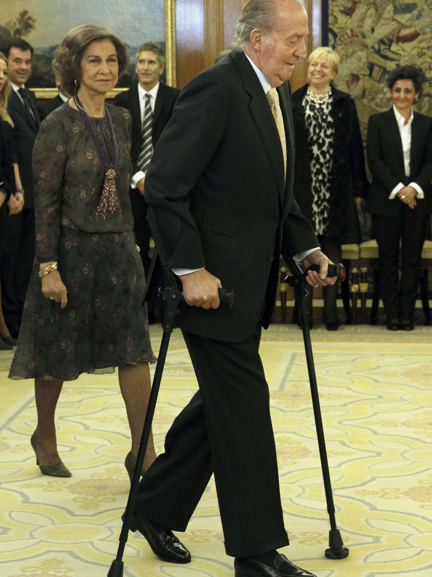 El rey Juan Carlos, en Zarzuela con muletas. (EFE)