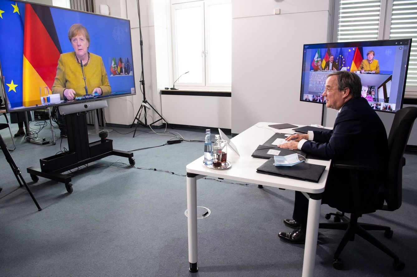 Armin Laschet charlando con Angela Merkel. (EFE)