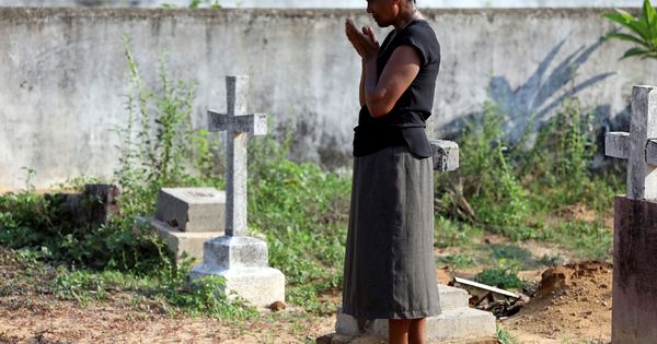 Foto: Una mujer en el cementerio tras el atentado en Sri Lanka. (Reuters)
