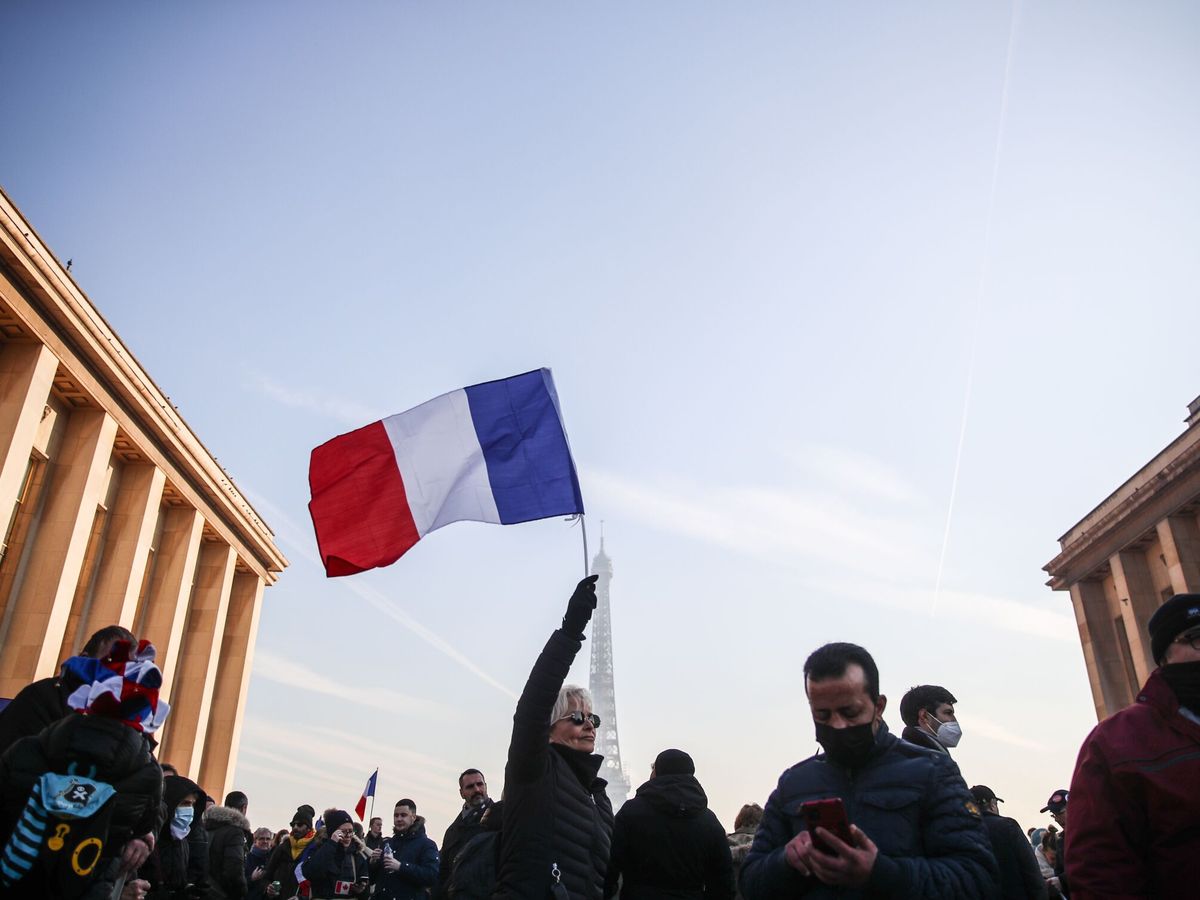 Foto: Manifestación contra el pasaporte covid europeo en Paris, Francia. (EFE/Mohammed Badra)