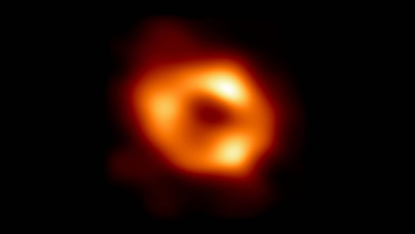 Imagen del agujero negro masivo en el centro de nuestra galaxia. Si hay uno en el sistema solar, sería infinitamente más pequeño, del tamaño de un pomelo.