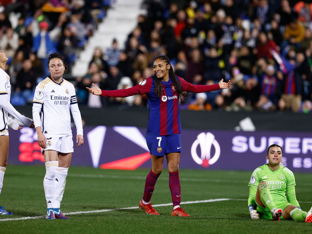 Foto: Salma Paralluelo celebra un gol del Barça al Real Madrid. (AFP7)