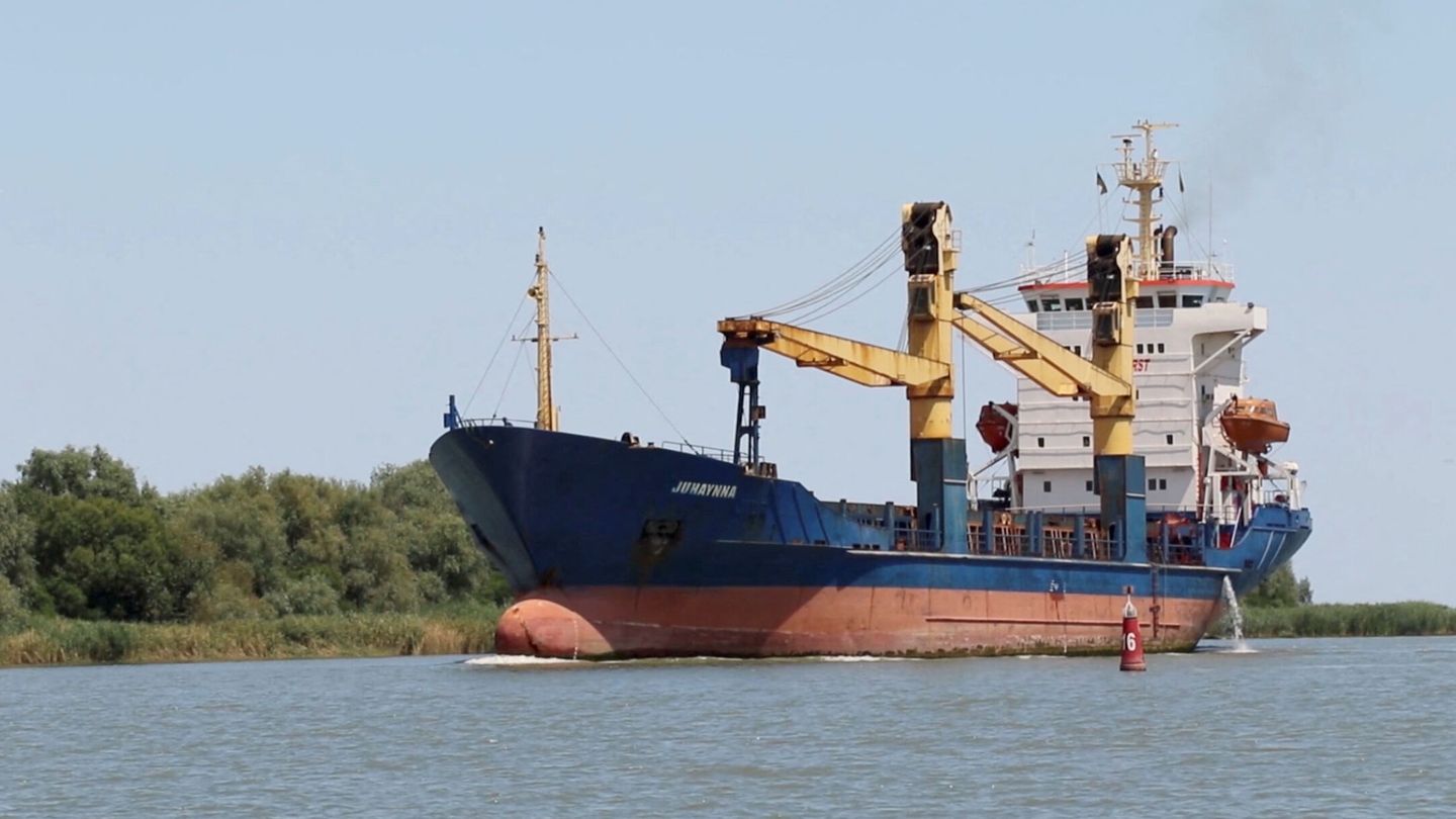 Un barco con trigo ucraniano por el Danubio. (Reuters/Operational Command South)