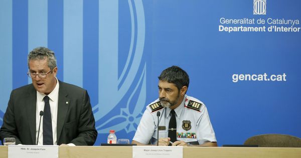 Foto: El mayor de los Mossos d'Esquadra, Josep Lluís Trapero, junto al conseller de Interior, Joaquim Forn (i). (EFE)
