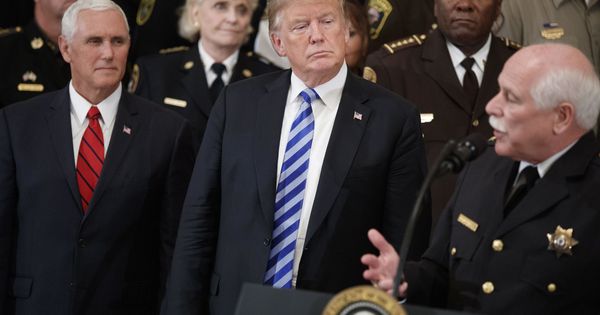 Foto: El presidente estadounidense, Donald Trump (c), en una reunión con alguaciles de todo el país, en la Casa Blanca. (EFE)