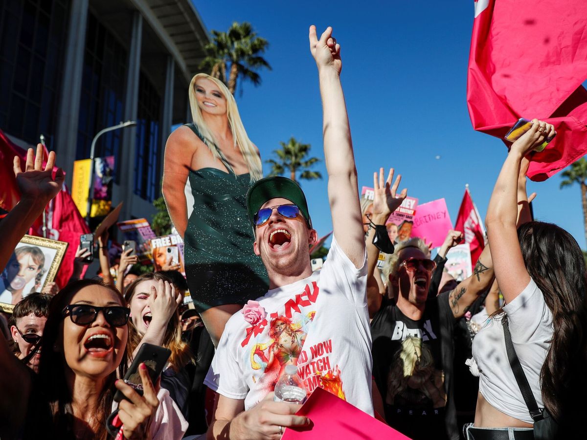Foto: Fan de Britney Spears celebran la decisión judicial. (EFE/Caroline Brehman) 