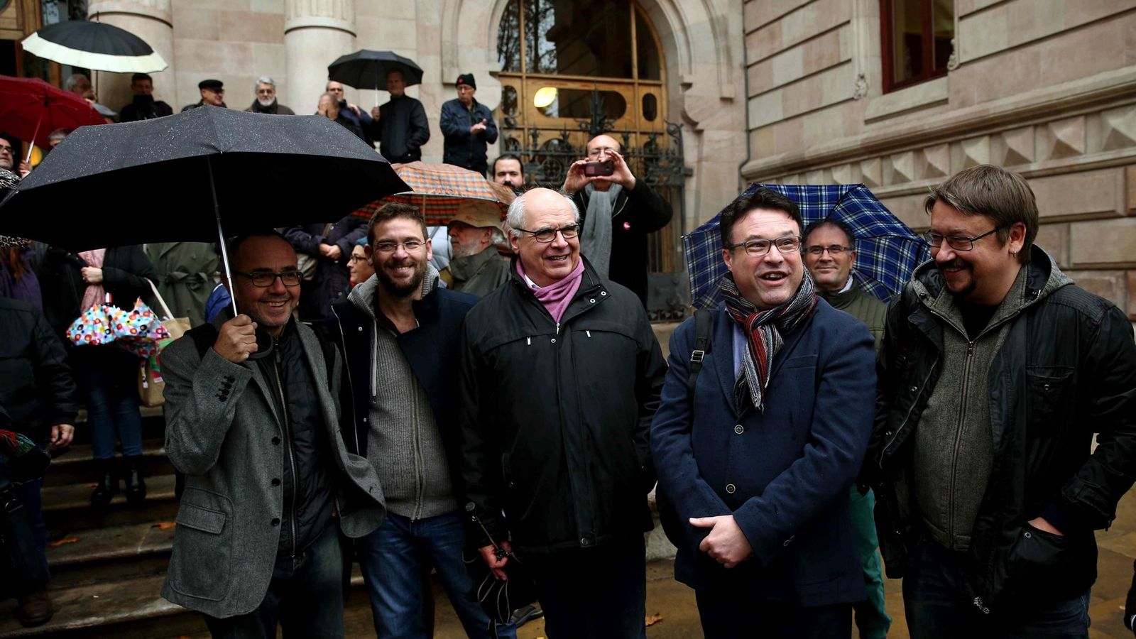 Foto: Joan Coscubiela, Albano Dante Fachin, Lluís Rabell y Xavier Domènech arropan a Joan Josep Nuet (2º d), a su llegada a declarar el jueves al TSJC. (EFE)