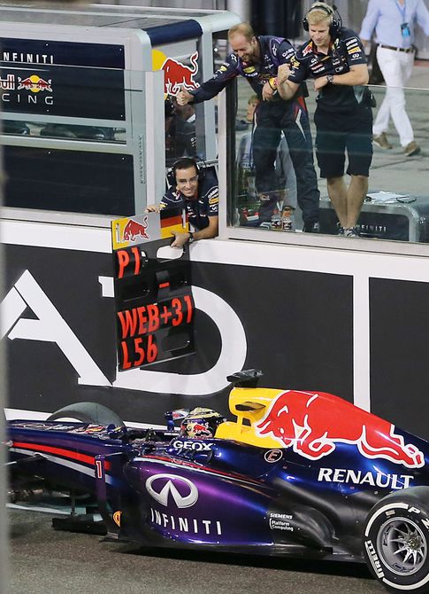 Foto: Sebastian Vettel poco antes de cruzar la línea de meta por última vez.