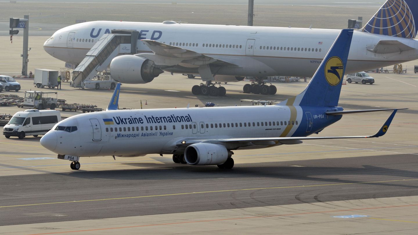 Un avión de Ukraine International Airlines 737-800, como el accidentado recientemente, en el aeropuerto de Fráncfort. (Reuters)