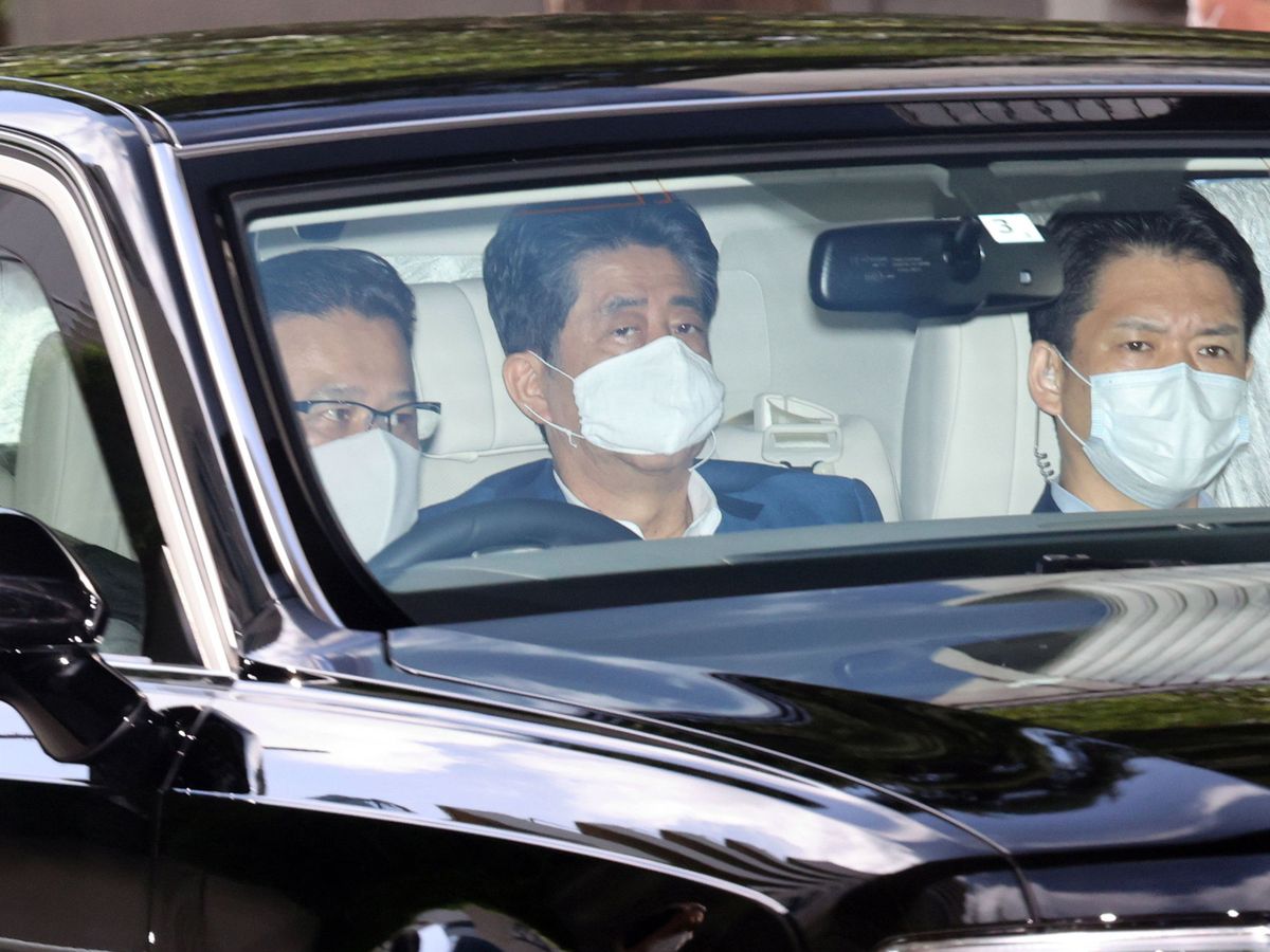 Foto:  Shinzo Abe, entrando en el hospital. (EFE)