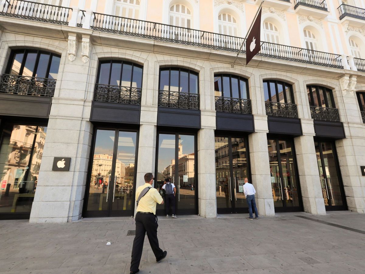 Foto: La tienda de Apple en Madrid, ya está temporalmente cerrada por el covid. (Efe)