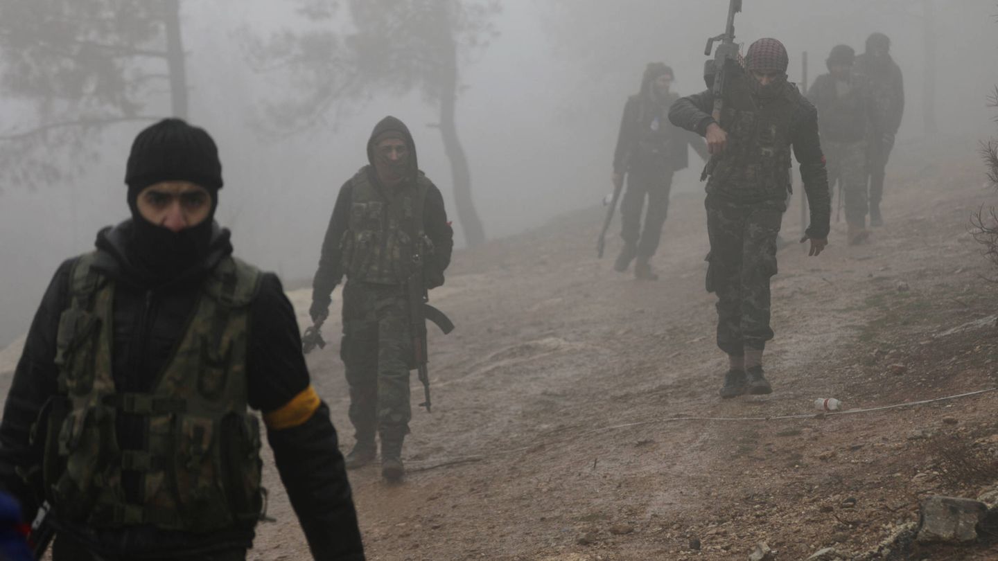 Combatientes del Ejército Libre Sirio, respaldado por Turquía, cerca de Mount Barsaya, en Afrín, Siria. (Reuters)