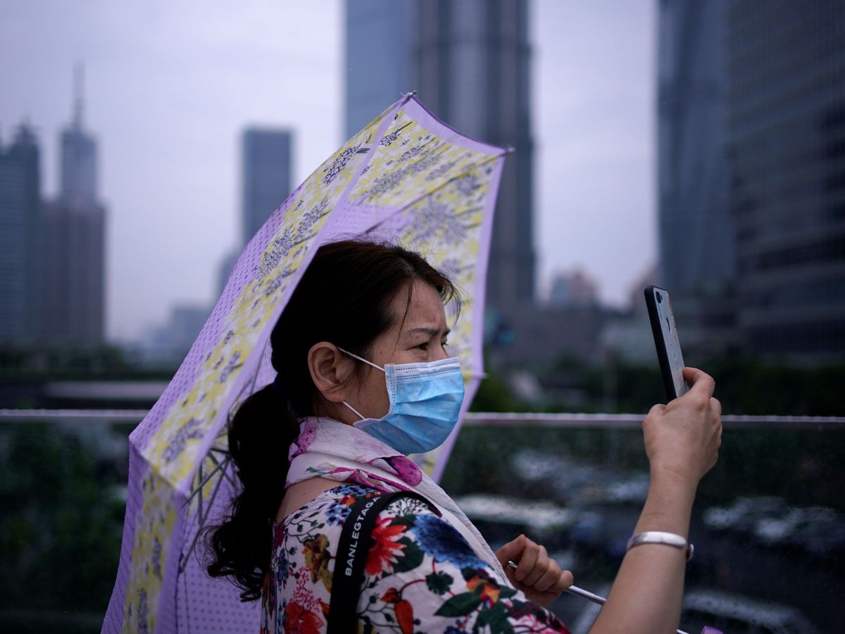 Foto: Mujer en Shanghái (Reuters)