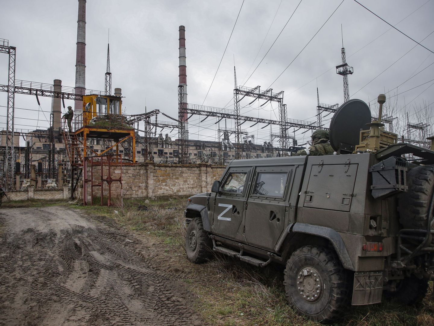 El ejército ruso haciendo guardia frente a la central eléctrica de Lugansk en Shchastia. EFE/Sergei Ilnitsky