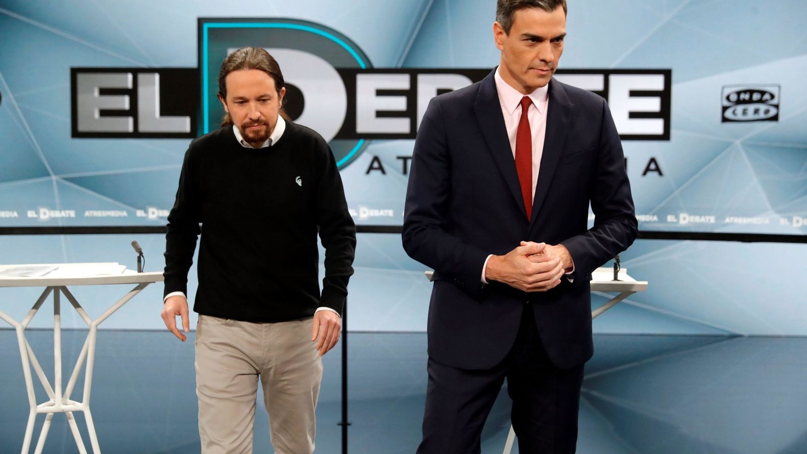 Foto: Pablo Iglesias y Pedro Sánchez antes del inicio del segundo debate electoral a cuatro de la pasada campaña. (EFE)