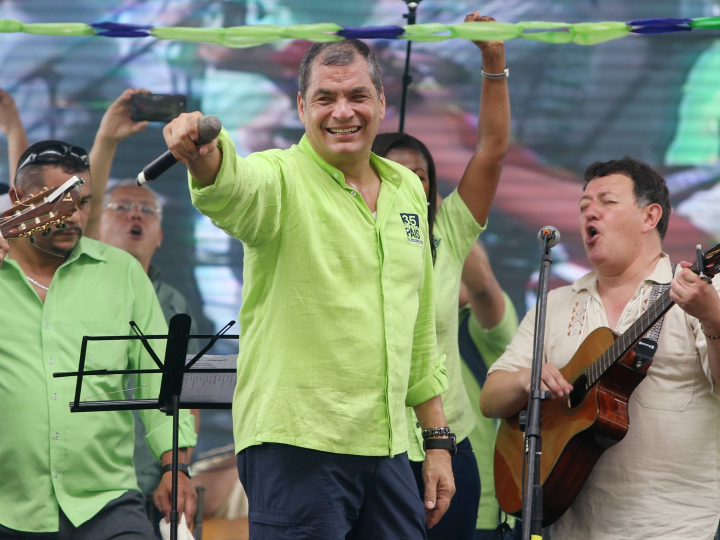 El expresidente Rafael Correa canta ante simpatizantes durante una convención de Alianza País, en Esmeraldas, Ecuador. (Reuters)