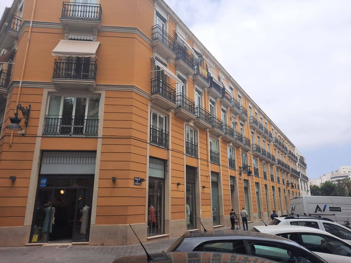 Foto: El edificio de Residencial Arcadias en la calle Espartero, en el centro de Valencia. (V. R.)