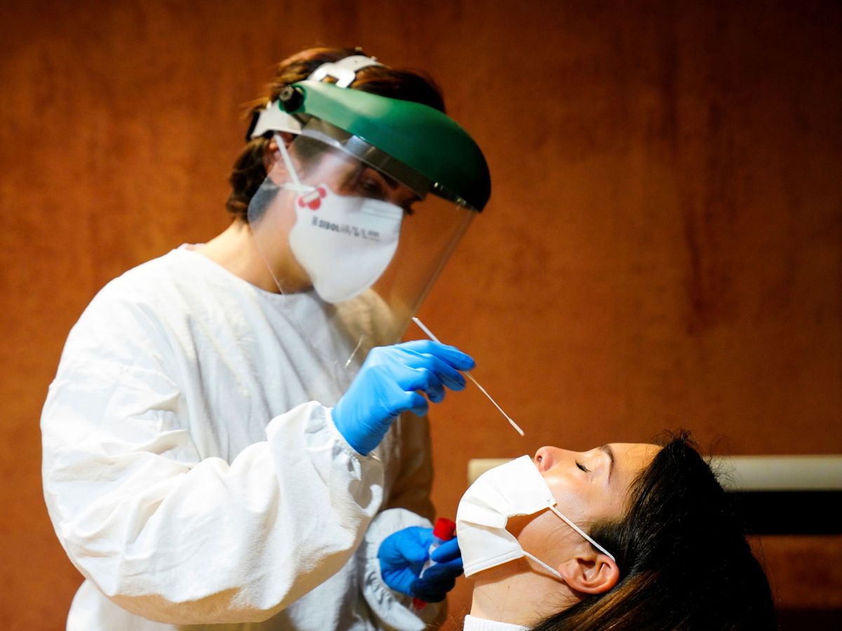 Foto: Una enfermera realiza una prueba de detección de coronavirus. (Reuters) 