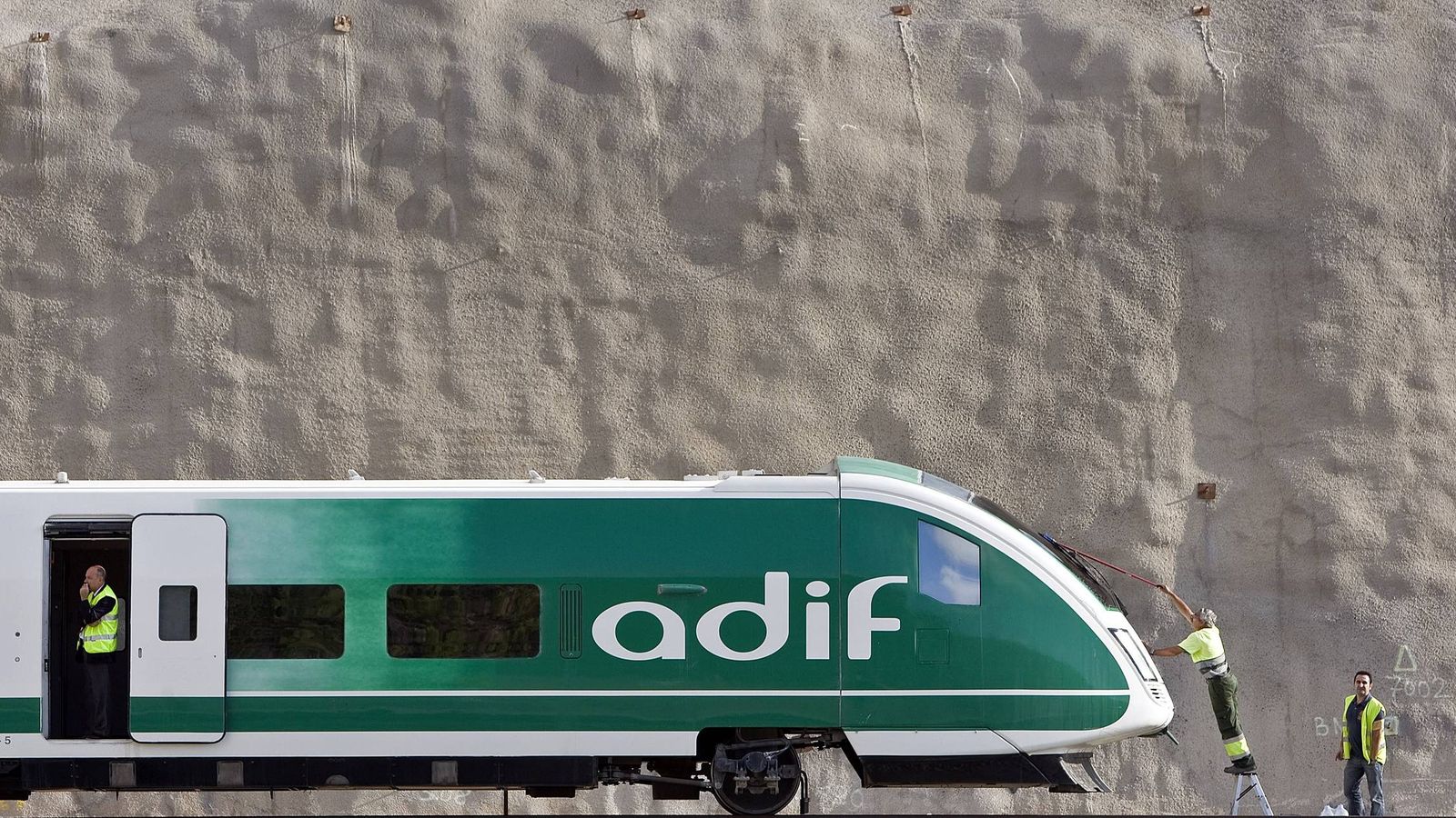 Foto: Un operario limpia el 'tren laboratorio' de Adif previo al recorrido realizado a las obras del AVE Madrid-Comunitat Valenciana. (EFE)