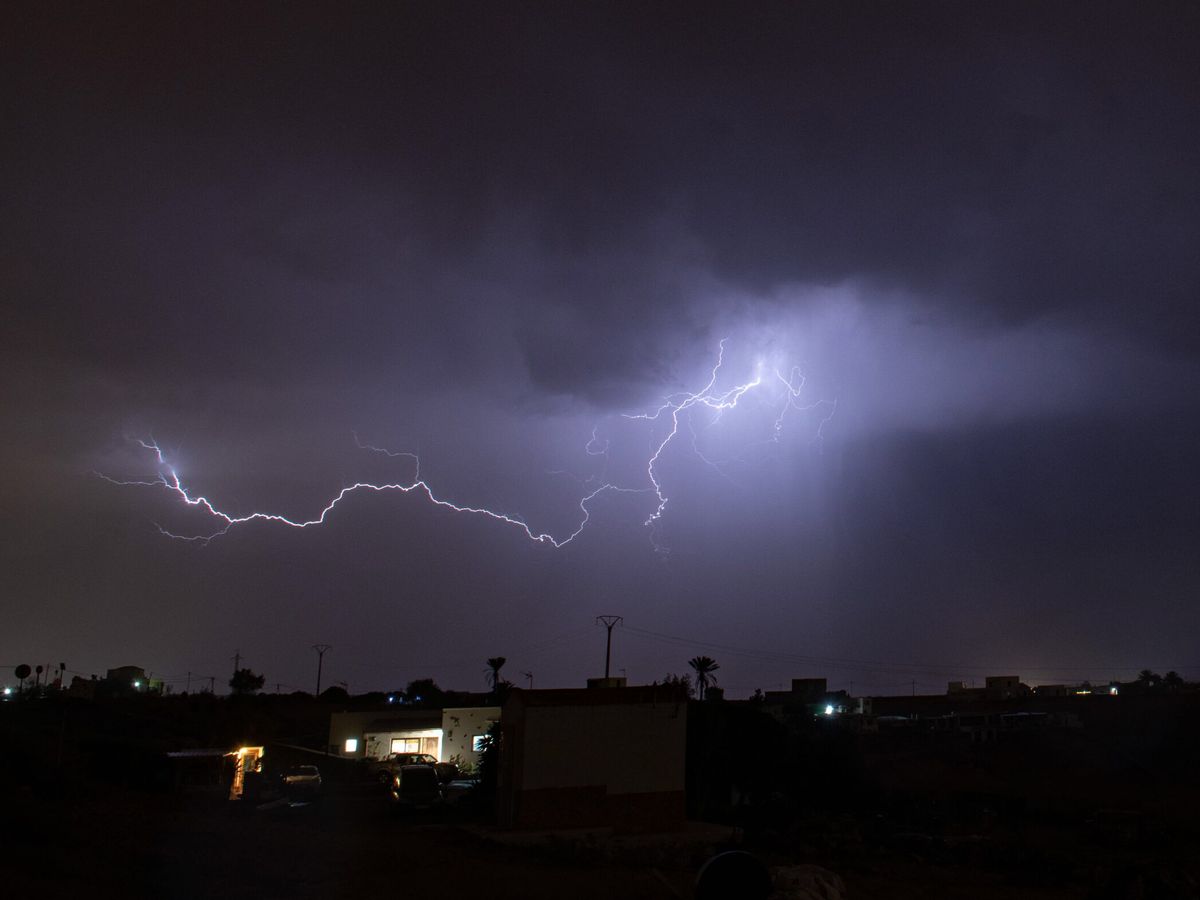 Foto: El consejo definitivo que deberías tener en cuenta si una tormenta eléctrica te pilla en el coche. ( EFE / Carlos de Saá)