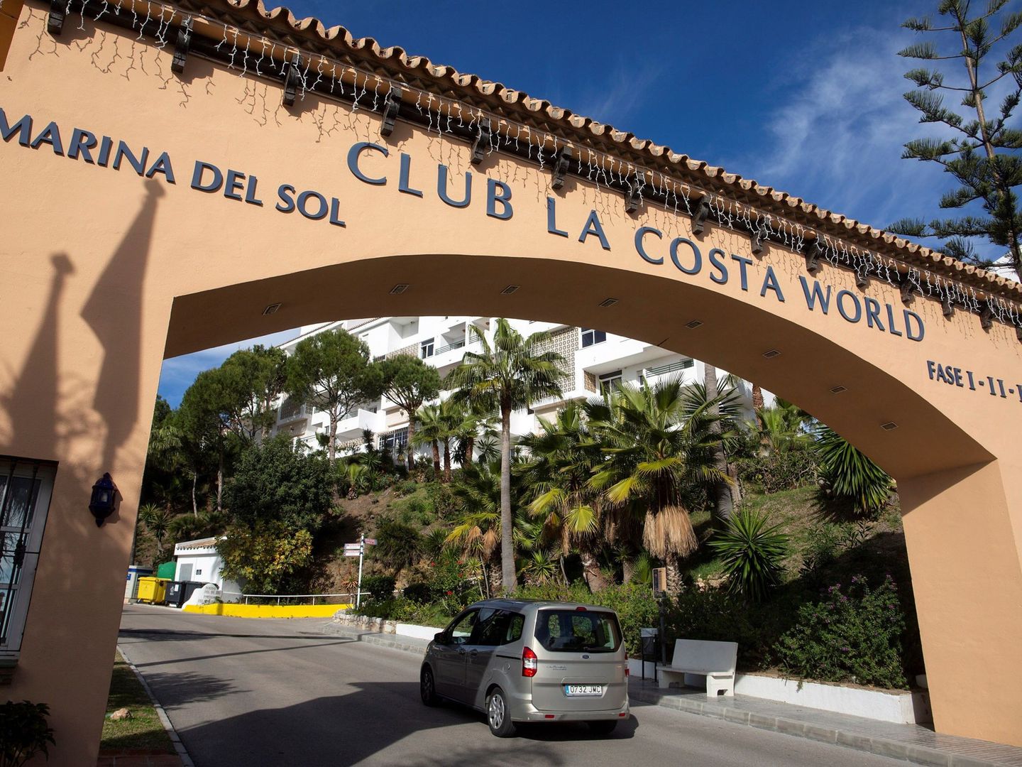 Vista de la entrada de la urbanización Club La Costa de Mijas (Málaga). (Efe)
