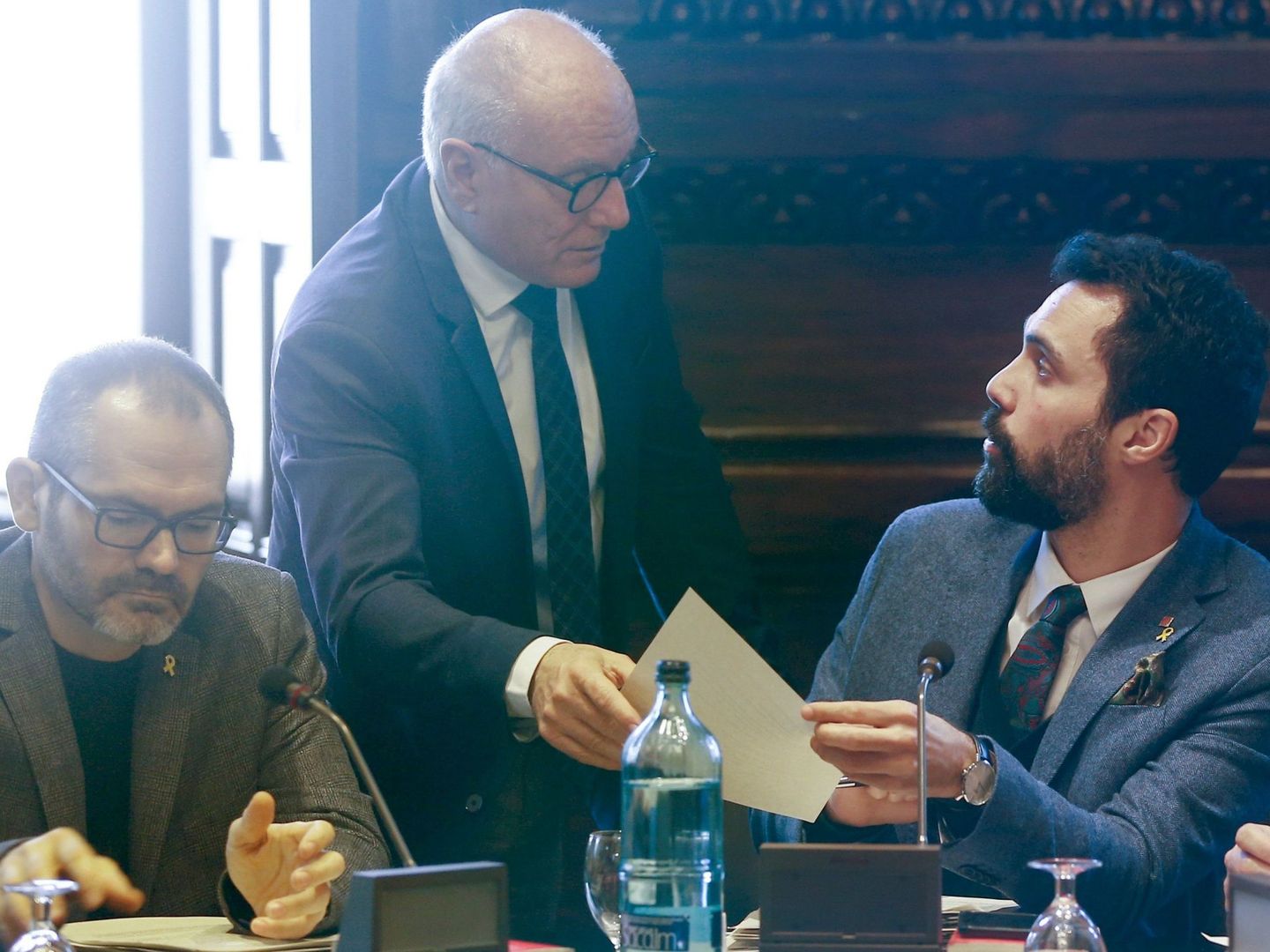 El presidente del Parlament, Roger Torrent, conversa con el secretario general del Parlament, Xavier Muro (c). (EFE)
