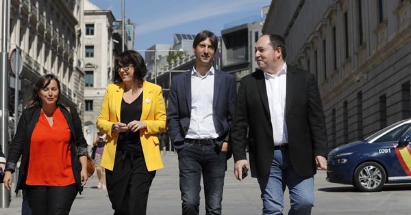 Foto: Diana Riba, segunda por la izquierda, de amarillo, a su llegada al Congreso. EFE