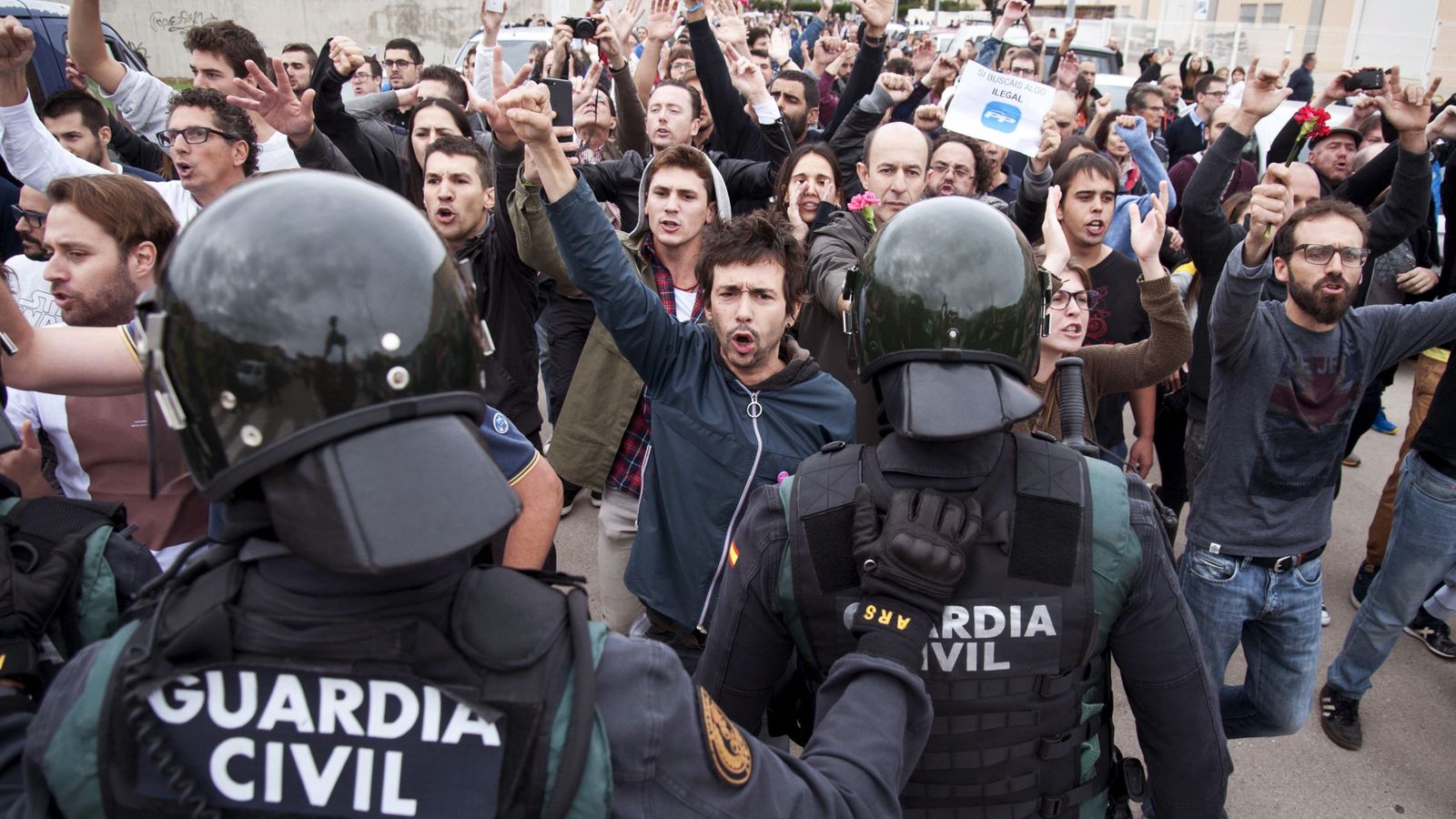Foto: La Guardia Civil en el centro de votación de Sant Julià de Ramis (Girona) en el 1-O. (EFE) 